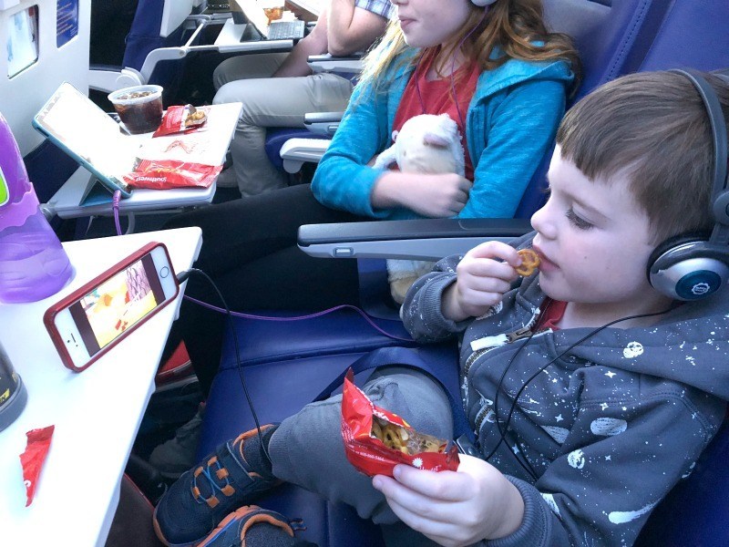 Tips for traveling with children on a plane